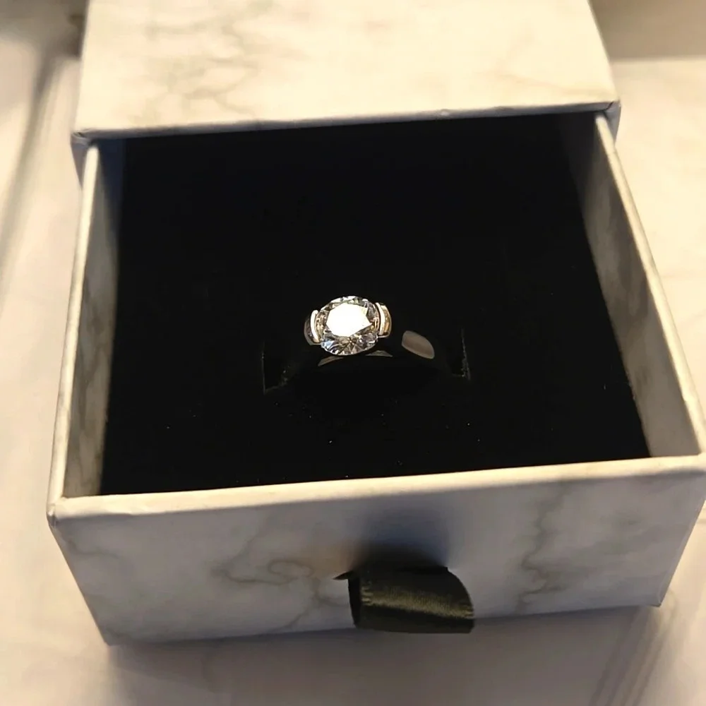 Unisex 2 Carat Moissanite 925 Sterling Silver 18K Golden Plated Ring Size 9